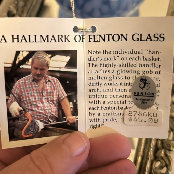 Vintage Signed 1995 Fenton glass basket in original box - Picture 9 of 10